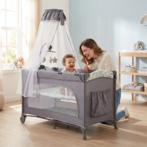 سرير أطفال متنقل دورين (Baby Travel Cot) قابل للطي مع ناموسية، فتحة جانبية بسوستة، ألعاب معلقة، وعجلات بفرامل - محبس للأطفال (kdd7)-light grey