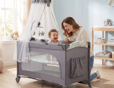 سرير أطفال متنقل دورين (Baby Travel Cot) قابل للطي مع ناموسية، فتحة جانبية بسوستة، ألعاب معلقة، وعجلات بفرامل – محبس للأطفال (kdd7)-light grey