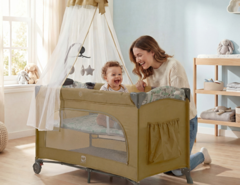 سرير أطفال متنقل دورين (Baby Travel Cot) قابل للطي مع ناموسية، فتحة جانبية بسوستة، ألعاب معلقة، وعجلات بفرامل – محبس للأطفال (kdd7)-khaki